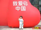 在郑州，我和国旗合个影