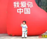 在郑州，我和国旗合个影