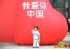 在郑州，我和国旗合个影