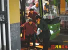 党旗在基层一线高高飘扬丨“群众不转移，我们不撤离！”