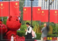 双节来临，郑州市区五星红旗飘