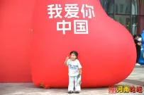 在郑州，我和国旗合个影