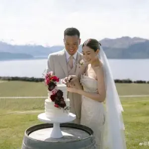 43岁胡定欣官宣嫁外科医生！婚纱照藏深情 8次赴战乱区救人的他太好嗑 ...